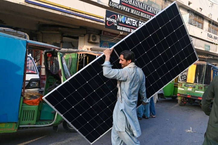 پاکستان میں شمسی توانائی کا انقلاب قومی گرڈ کی مالی صورتحال کو غیر مستحکم کرنے لگا