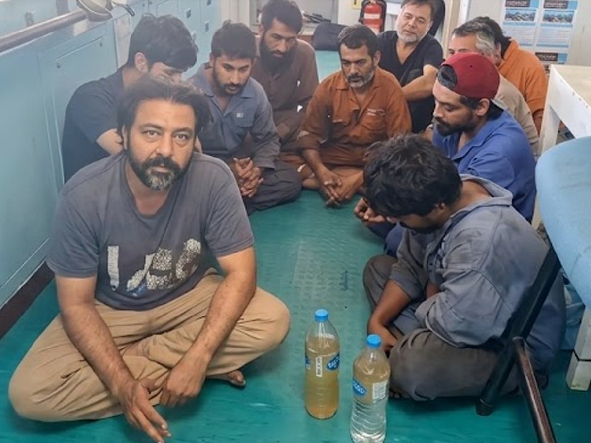 صومالیہ میں یرغمال بنائے گئے پاکستانیوں کی رہائی کیلیے پہلے دن سے کوشیشں کررہے ہیں، وفاقی وزیر