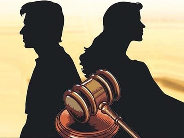 بھارت: ہنی مون پر خاندان کو لے جانے پر بیوی نے طلاق مانگ لی