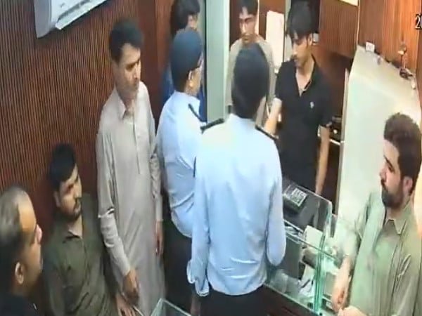 صرافہ بازار کارروائی سے متعلق ویڈیوز پر سخت نوٹس، ایس ایچ او ایف آئی اے اینٹی کرپشن سرکل کراچی معطل