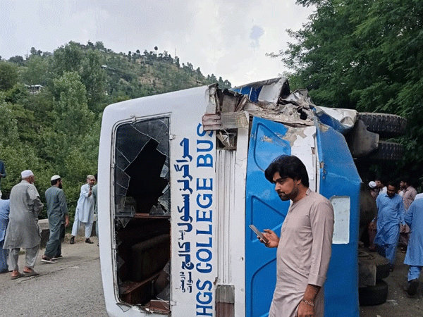 سوات میں ایک نجی اسکول کی بس حادثے کا شکار، ایک بچی جاں بحق، متعدد طلبہ و طالبات زخمی