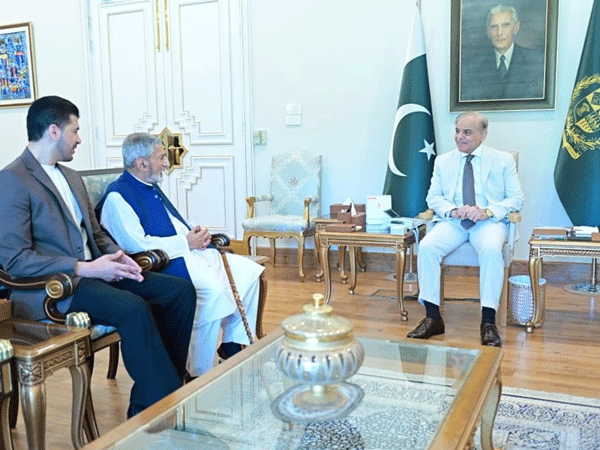 وزیراعظم سے سینئر سیاستدان غلام احمد بلور کی ملاقات، سیاسی صورتحال اور دیگر دلچسپی کے امور پر گفتگو