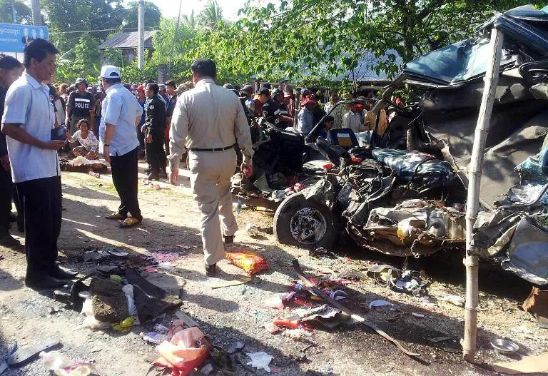 کمبوڈیا میں دو ٹریفک حادثات، 15 گارمنٹ ورکرز ہلاک