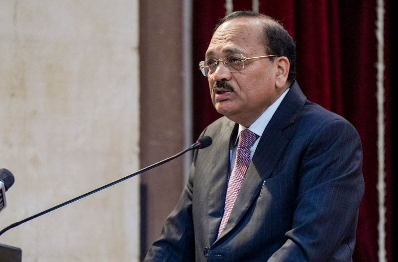 نوجوانوں کو کاکروچ کہنے والے بھارتی چیف جسٹس کو برطانیہ میں شرمندگی کا سامنا