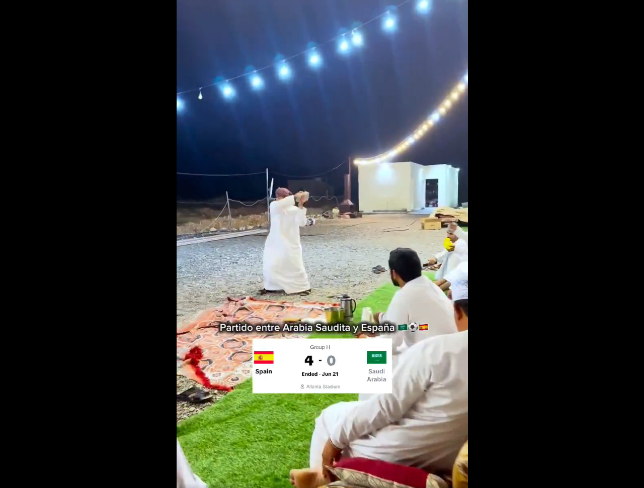 فیفا ورلڈ کپ میں اسپین سے شکست، سعودی مداح نے غصے میں ٹی وی توڑ دیا، ویڈیو