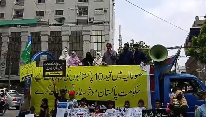 Families demand govt action for Pakistanis held by Somali pirates